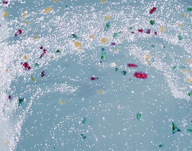 一杯热咖啡或喝出25000个微塑料？日常中的微塑料隐形危害，90%的人不知道